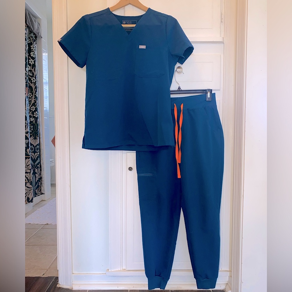 Deep Reef Catrina Scrub Top - XS. Zamora High Wasted 2.0 Petite Jogger - S